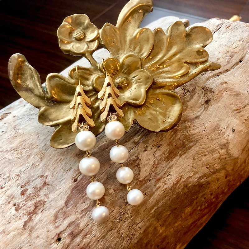 Antique Golden Arrow Pearl Dangle Earrings - ต่างหู - ไข่มุก 