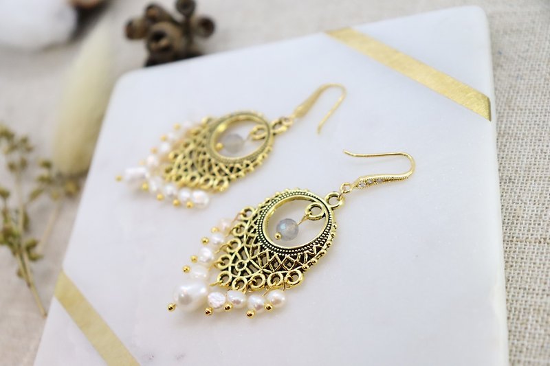 Freshwater Pearls Vintage Gold Elegant Chandelier Earrings - 耳環/耳夾 - 珍珠 