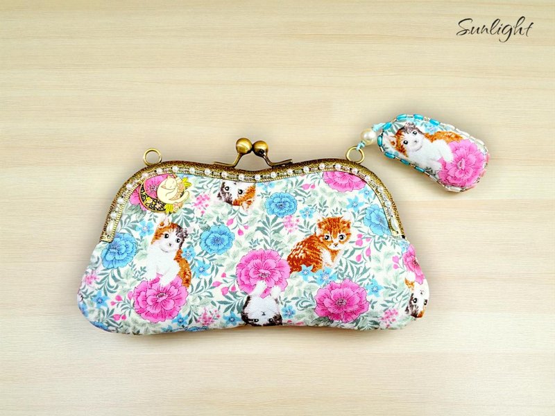日光小巷手做-花園裡的貓咪秘境M型長夾口金包手機袋斜背包 - 錢包/皮夾/長短夾 - 棉．麻 