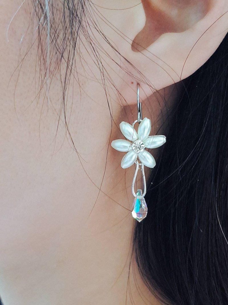 Flower wedding earrings ~ small flowers - ต่างหู - โลหะ ขาว