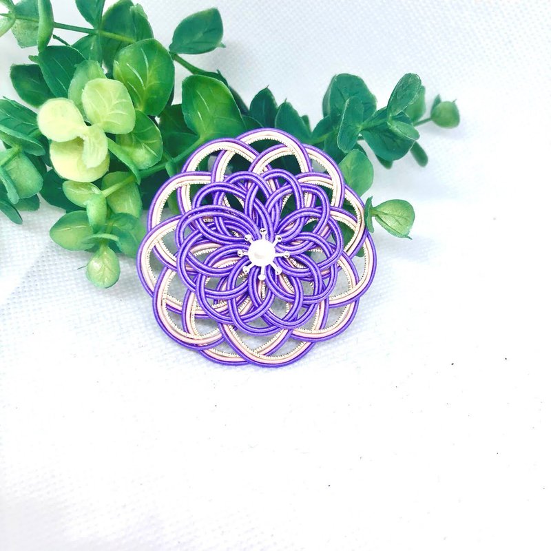 [Japanese tradition] mizuhiki Delicate flower lover motif brooch Mizuhiki that connects the edges * - Brooches - Paper Purple