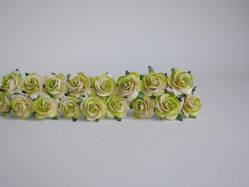 Paper flowers, centerpieces, 50 pieces size 2.5 cm., green brush ivory color. - 其他 - 紙 綠色