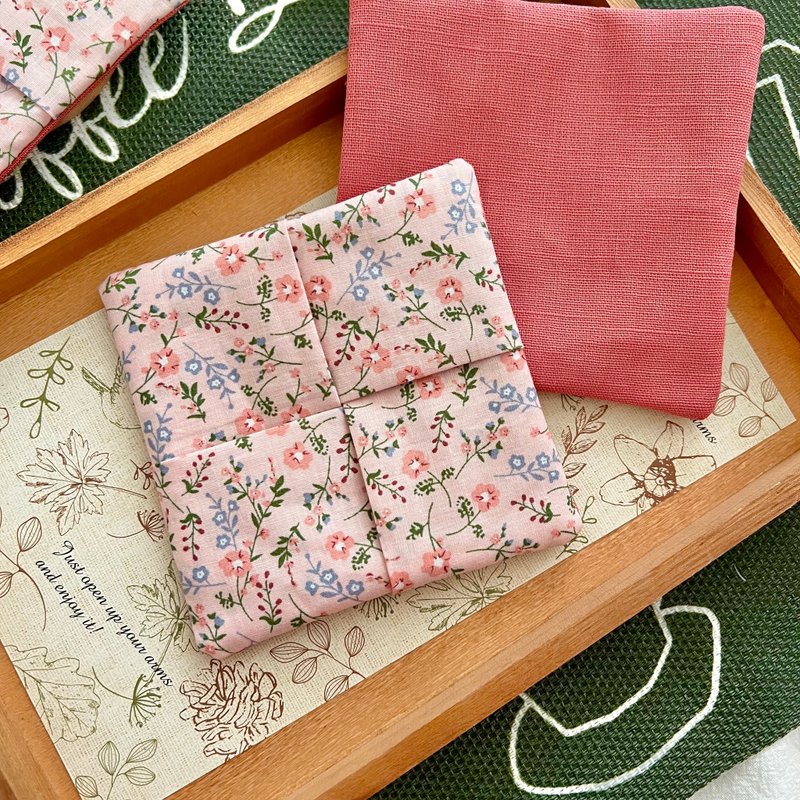 Zakka style handmade coasters pink floral patchwork coasters - ที่รองแก้ว - ผ้าฝ้าย/ผ้าลินิน หลากหลายสี