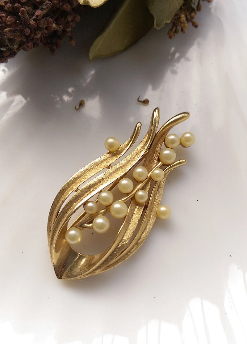 【西洋古董飾品/年代老件】1970年代 TRIFARI 優雅珍珠花 別針 - 襟章/徽章 - 其他金屬 金色