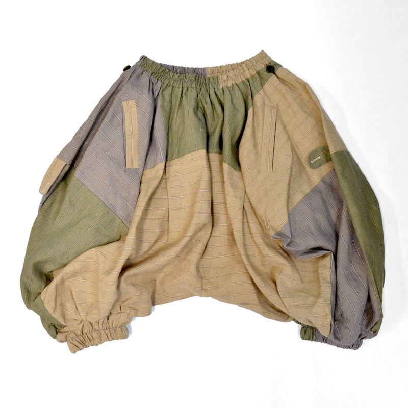 TIMBEE LO Khaki color block collage square table cut bubble pants rubber band elastic bottom - กางเกงขาสั้น - ผ้าฝ้าย/ผ้าลินิน สีกากี