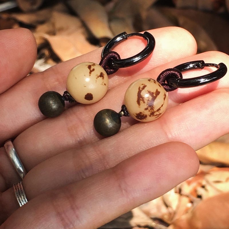 【Lost and find】Natural Wild Tooth White Flower Bodhi Root Bay Leaf Brown Fruit Earrings - Earrings & Clip-ons - Gemstone Brown