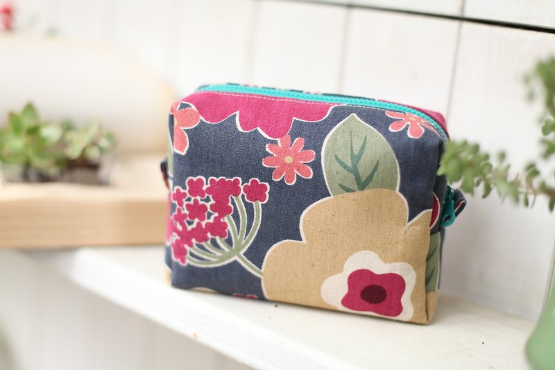 [Good day] hand-made flower world universal bag / cosmetic bag / small package / sundries bag / storage bag - Toiletry Bags & Pouches - Cotton & Hemp Multicolor