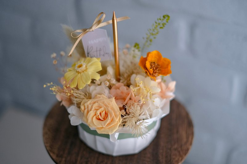 Mini cake-shaped flower gift/yellow/dried preserved flowers (with candles and packaging) - ช่อดอกไม้แห้ง - พืช/ดอกไม้ สีเหลือง