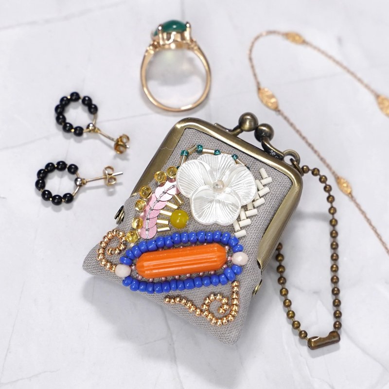 ネックレスにも、バッグチャームにも、小さな小さなビーズ刺繍のがま口　40　グレー　プレゼント　アクセサリーケース - 吊飾/掛飾 - 棉．麻 灰色
