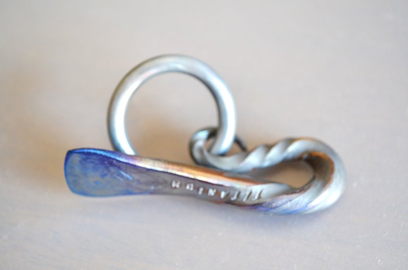 Titanium keyring =極太・チタン製スパイラルコインドライバーキーフック=７３mm・お買い得品 - 鑰匙圈/鑰匙包 - 其他金屬 多色