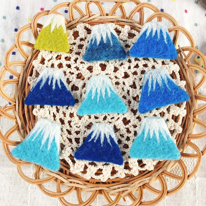 Handmade wool felt Mount Fuji pin - เข็มกลัด - ขนแกะ สีน้ำเงิน