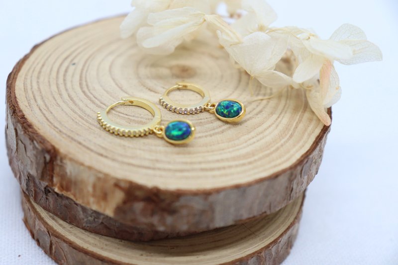 Boho Chic Rainbow-Coloured Green Opal Huggie Earrings for Friend Delicate Oval - 耳環/耳夾/耳骨夾 - 銅/黃銅 金色