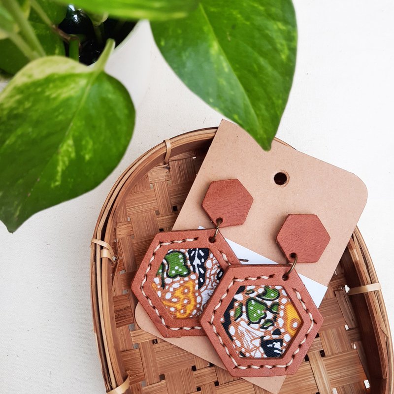 LEATHER EARRINGS / HEXAGON FRAMED BATIK CLOTH STUD DANGLE DROP LEATHER EARRINGS - ต่างหู - หนังแท้ สีนำ้ตาล