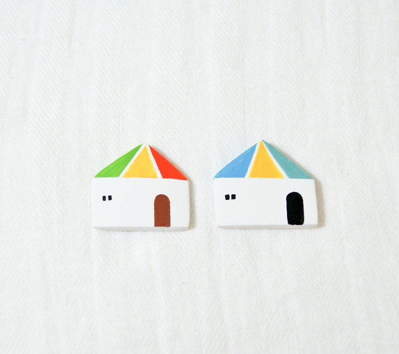 Colored small house (one entry) - เข็มกลัด - ดินเหนียว ขาว