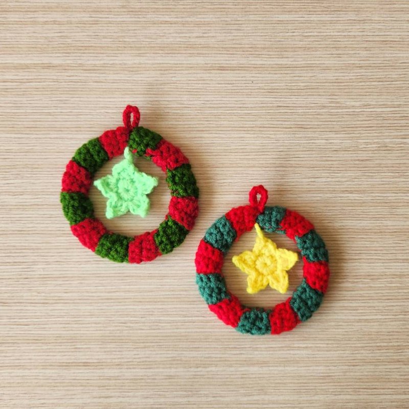 Star Christmas wreath crochet handmade finished product decoration - พวงกุญแจ - ผ้าฝ้าย/ผ้าลินิน สีเขียว