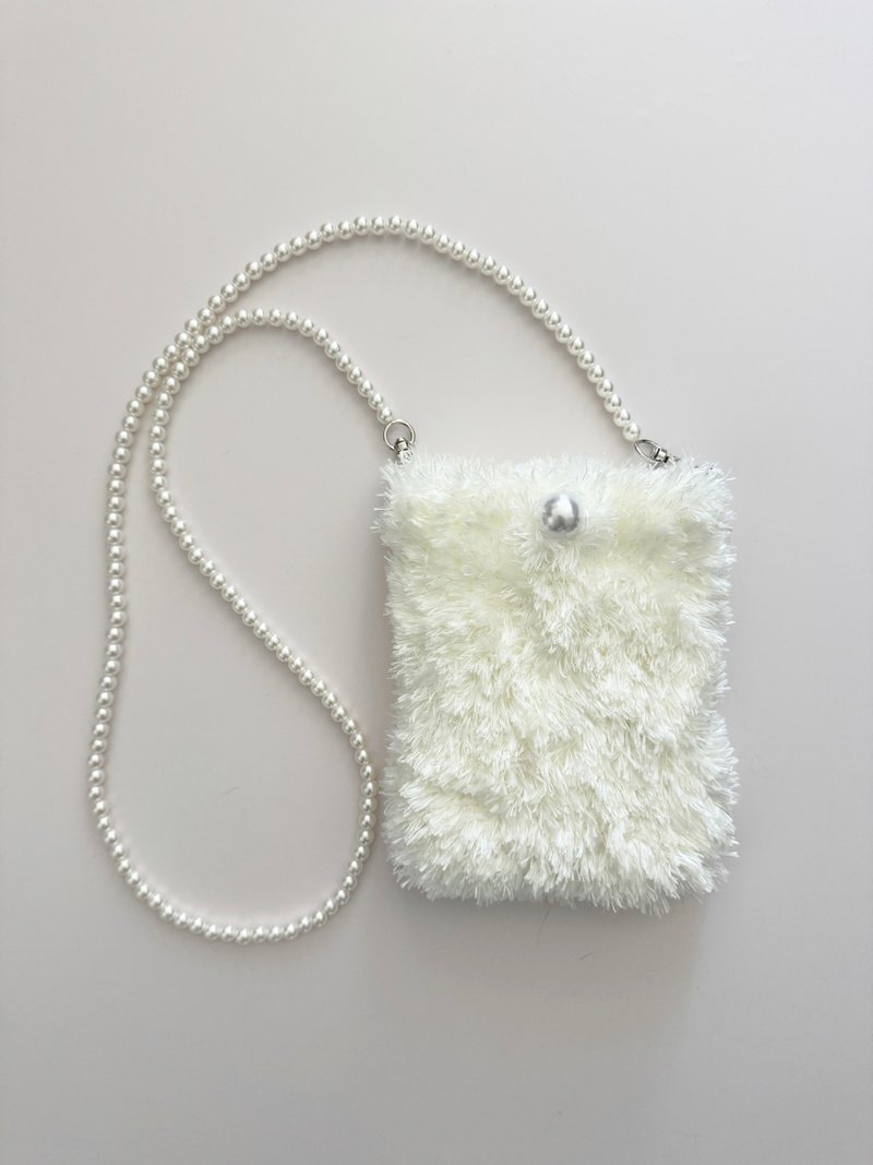 crochet furry yarn crossbody mobile pouch - กระเป๋าแมสเซนเจอร์ - วัสดุอื่นๆ ขาว