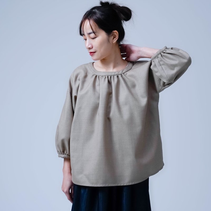 【soco】さらさらウール100% ギャザー入ぽわん袖ブラウス / ミルクティー t045d-mkt2 - 女襯衫 - 羊毛 咖啡色
