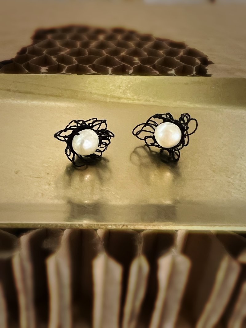 Blossom Pearl Earrings-Black-Ready Stock - ต่างหู - ไข่มุก สีดำ