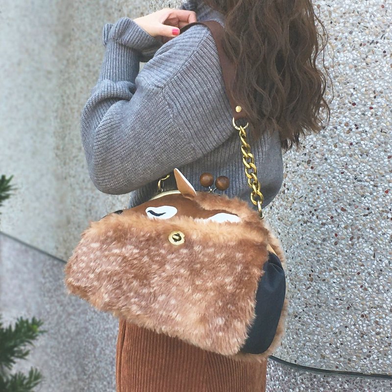 furry Sika deer fur kisslock handbag shoulder holiday bag large frame bag women - กระเป๋าแมสเซนเจอร์ - เส้นใยสังเคราะห์ สีนำ้ตาล