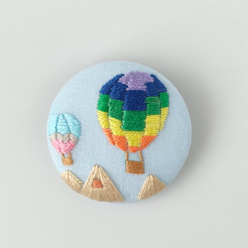 Embroidered brooch of colorful balloons floating in the sky, Cappadocia, Turkey - เข็มกลัด - ผ้าฝ้าย/ผ้าลินิน หลากหลายสี