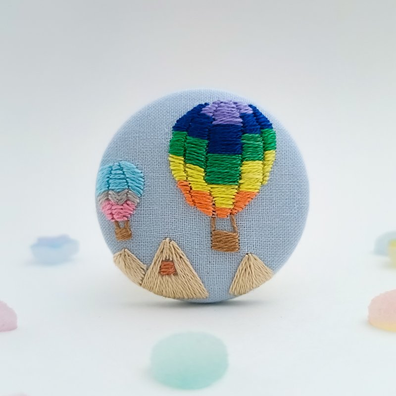 空を泳ぐカラフルな気球の刺繍ブローチ　トルコ　カッパドキア - 胸針 - 棉．麻 多色
