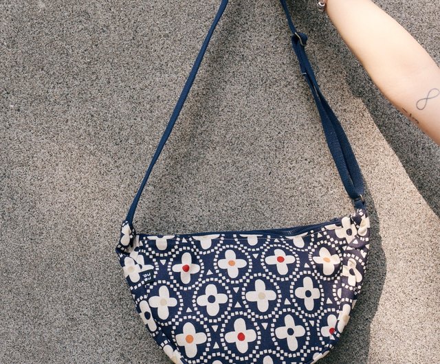【threetimes】24FW Full moon bag (2 colors) Half Moon Crossbody Bag/Colored Large Window Decoration Two