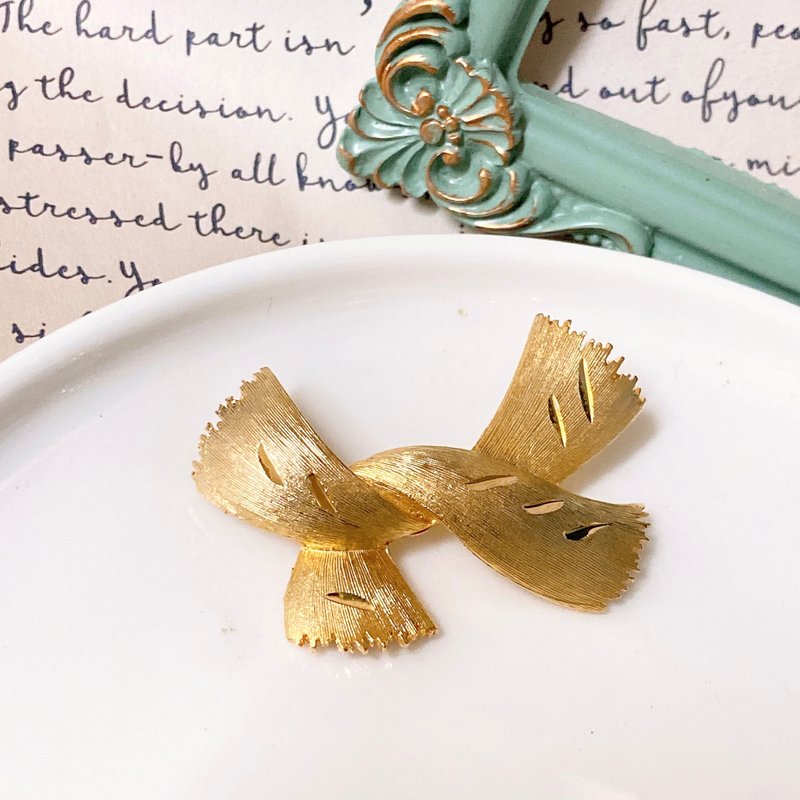 【西洋古董飾品】JJ 霧沙金掐絲 重質感飄逸圍巾感交結 胸章胸針 - 胸針 - 貴金屬 金色