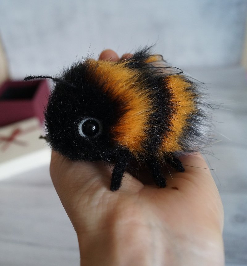 Bumblebee brooch insect Realistic toy - 胸針/心口針 - 其他材質 黃色
