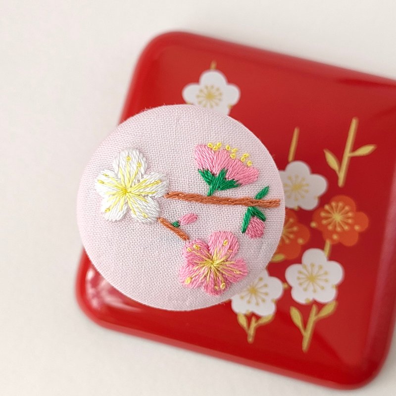 Pink and white plum flower lover embroidery brooch, Taiwan national flower - Brooches - Cotton & Hemp Pink