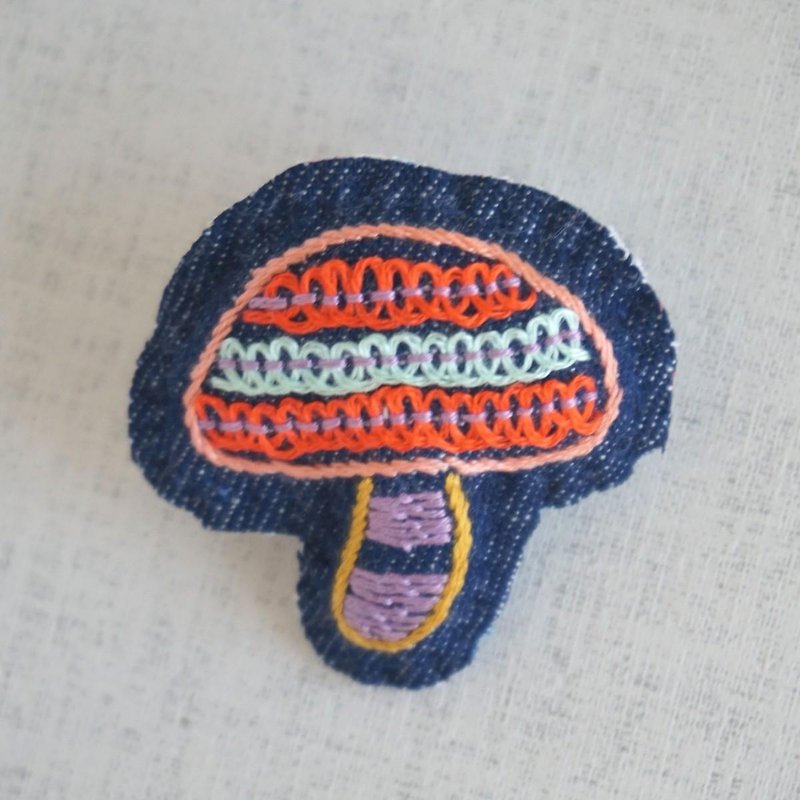 Hand embroidery broach "mushroom 1" - เข็มกลัด - ผ้าฝ้าย/ผ้าลินิน สีส้ม