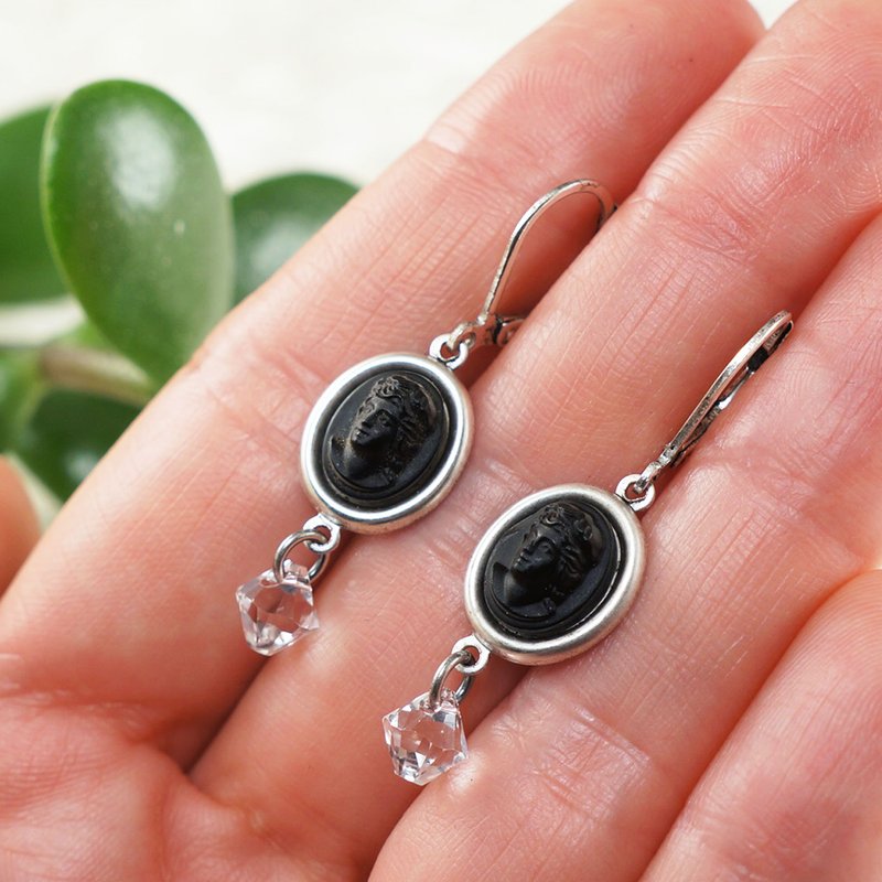 Black Vintage Lady Girl Cameo Earrings Clear Swarovski Crystal Earrings Jewelry - 耳環/耳夾/耳骨夾 - 玻璃 黑色