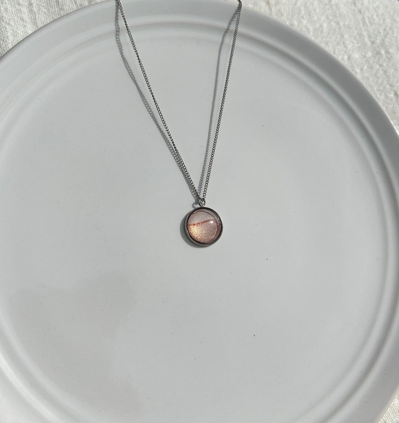 【聖誕禮物】剛剛好的溫柔 粉色圓形手繪項鍊 不銹鋼鍊條 - 項鍊 - 不鏽鋼 粉紅色