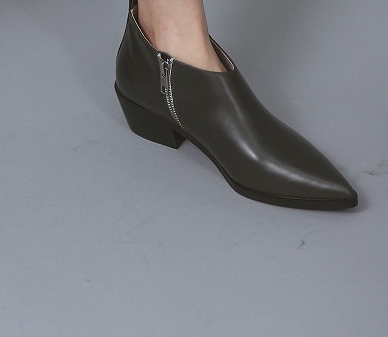Simple face-up pointed booties gray black - รองเท้าบูทสั้นผู้หญิง - หนังแท้ สีเทา
