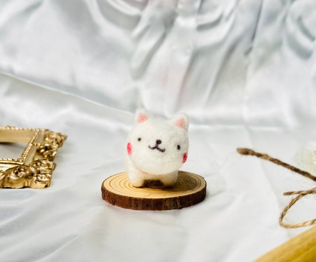 羊毛フェルト猫　白猫 猫がいる風景🐈 ＊ さば白猫さん ちょっと乗り出し気味で