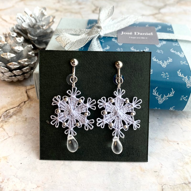 Snowflake Thread and Glass Bead Earrings/Piercings Gray Embroidery Ñandutí - Earrings & Clip-ons - Thread Gray