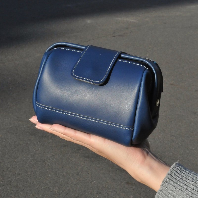 [QueeniQue] Unique and innovative cosmetic bag/travel cosmetic bag/vegetable tanned leather/graduate teacher gift - Toiletry Bags & Pouches - Genuine Leather Blue