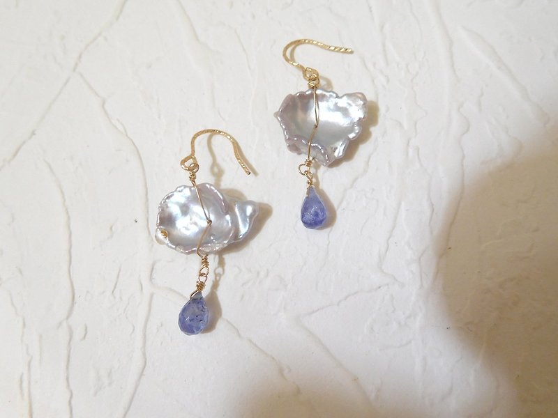 Wrapped in 14k gold color gray irregular pearl Stone earrings can be clipped - Earrings & Clip-ons - Other Materials Gold