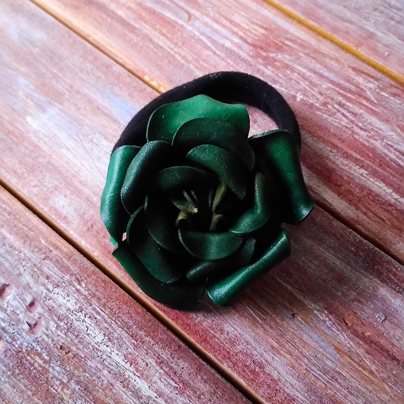 Dual-purpose leather flower bracelet hair ring green leather custom-made Kai handmade leather - เครื่องประดับผม - หนังแท้ สีเขียว