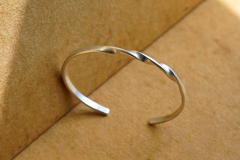 3mm twisted sterling silver bracelet - สร้อยข้อมือ - เงิน สีเงิน