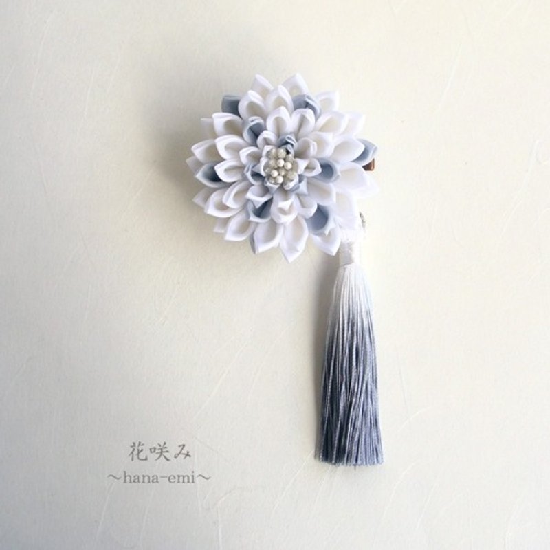 Tsumami zaiku, white dahlia hair ornament, with tassel - Hair Accessories - Cotton & Hemp White