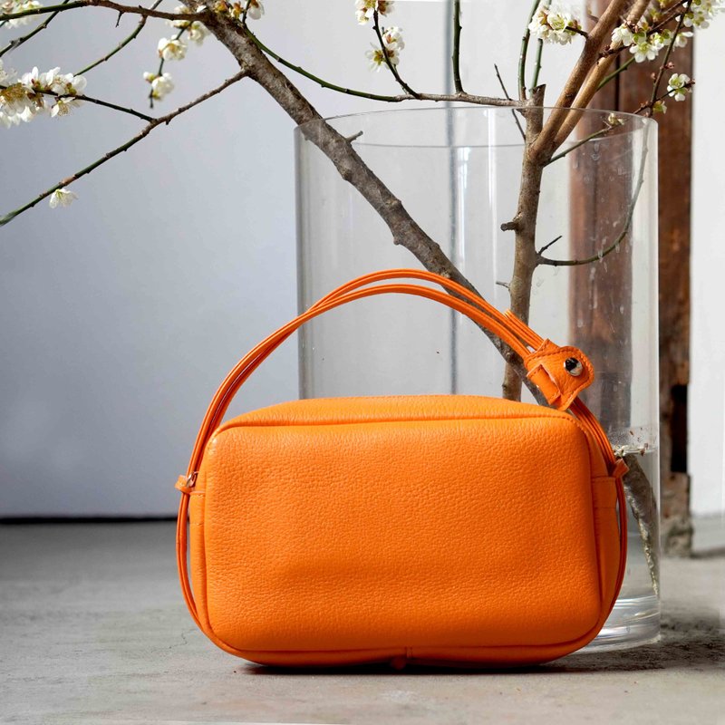 ふんわりORANGE・２WAY機能ポシェットLサイズ・内装キーホルダー付き・ポケット機能充実しています - 側背包/斜背包 - 真皮 橘色