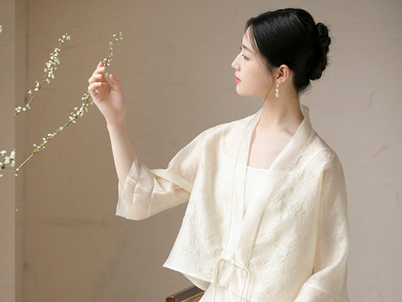 新中式 改良版浮雕套裝漢服小衫 - 女裝 上衣 - 絲．絹 白色