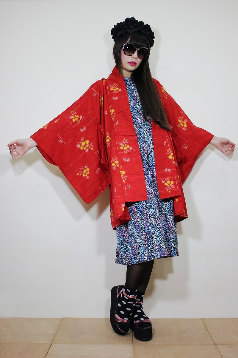 F2086 [Nippon kimono] (Vintage) red flowers textured Japanese kimono haori (お wa ri) (Valentine recommended a good thing) - เสื้อแจ็คเก็ต - ผ้าฝ้าย/ผ้าลินิน สีแดง