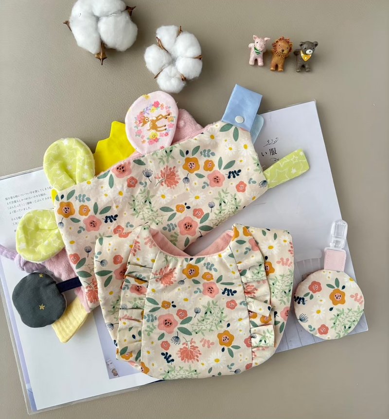 Painted small flowers full moon gift set of 3 pieces newborn gift bib bag pacifier chain mouth towel - ของขวัญวันครบรอบ - ผ้าฝ้าย/ผ้าลินิน สึชมพู