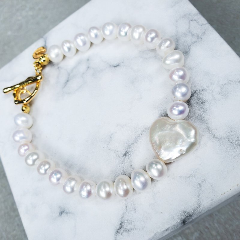 14K Gold Plated Personalized Initial Natural White Baroque Pearl 7inch Bracelet - สร้อยข้อมือ - ไข่มุก สีทอง