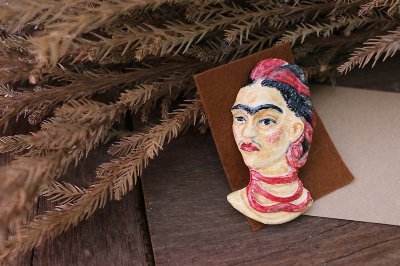 Portrait With Monkey by Frida Kahlo - 胸針/心口針 - 陶 紅色