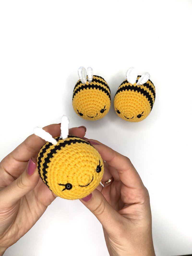 Little bee toy, Crochet bee plush, stuffed bumble bee, little gift for friend - 寶寶/兒童玩具/玩偶 - 其他材質 