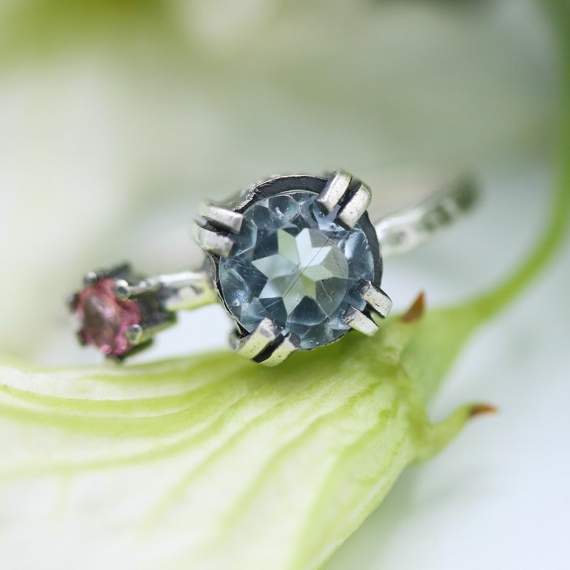 Round faceted blue topaz ring in silverr bezel and double prongs setting - แหวนทั่วไป - เงินแท้ สีเงิน