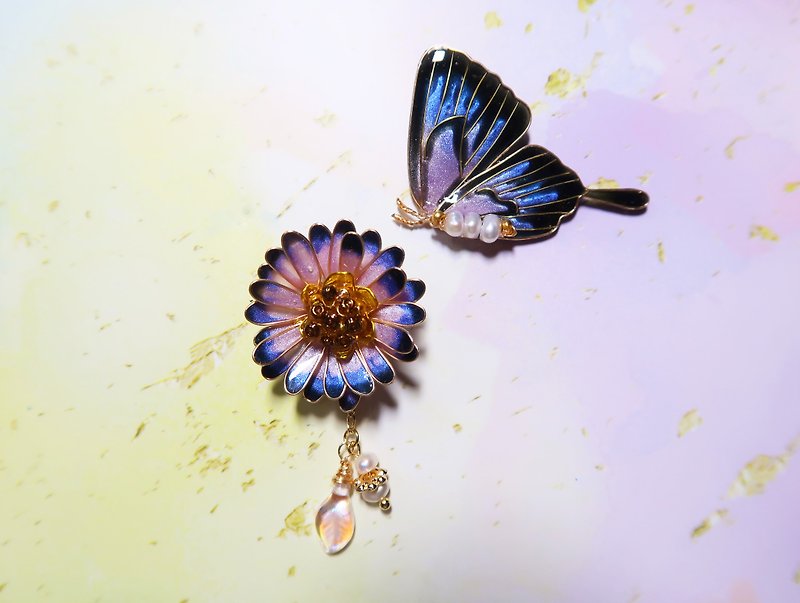 Miss Paranoid paranoia lady daisy with pink purple swallowtail butterfly resin earrings 925 silver needle - ต่างหู - เรซิน สีม่วง