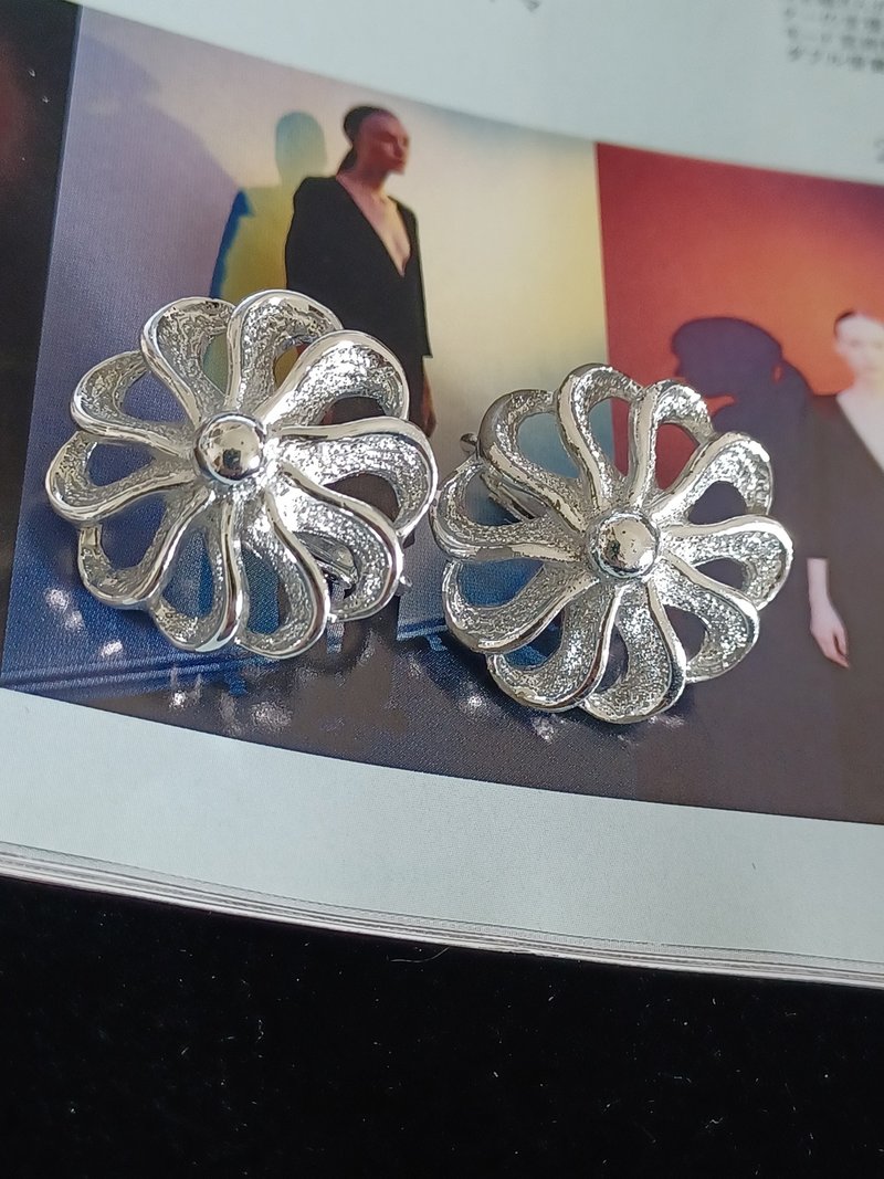 vintage jewelry SARAH COV亮銀旋葉花卉 夾式耳環 - 耳環/耳夾/耳骨夾 - 其他金屬 